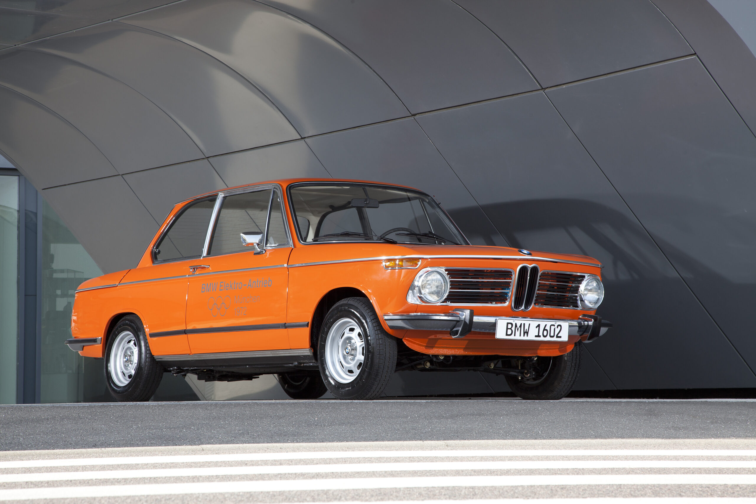 El primer vehículo electrificado de BMW cumple 50 años: el BMW 1602 de propulsión eléctrica
