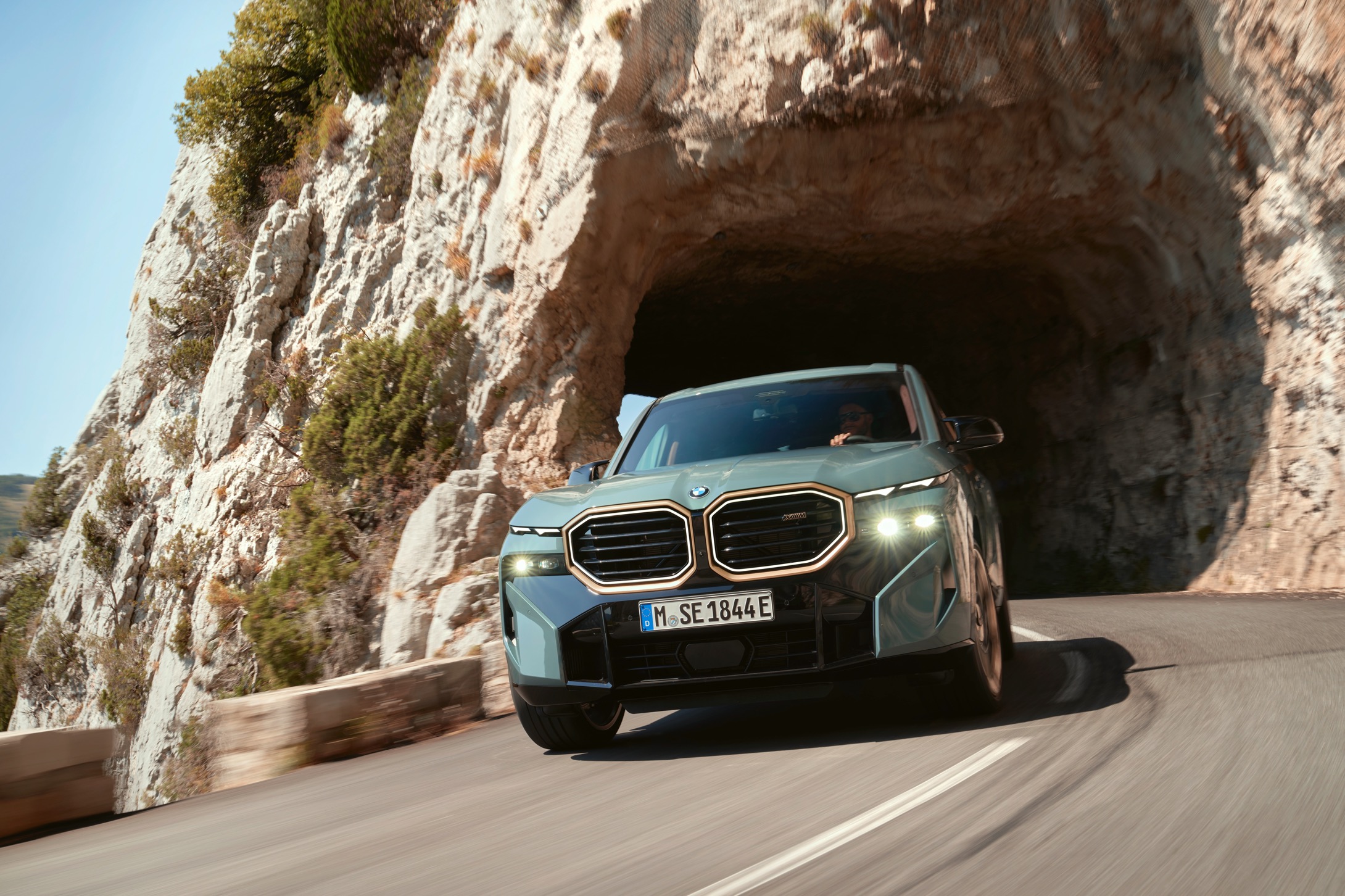 BMW M nos trae su primer vehículo de alto desempeño con sistema de propulsión electrificado