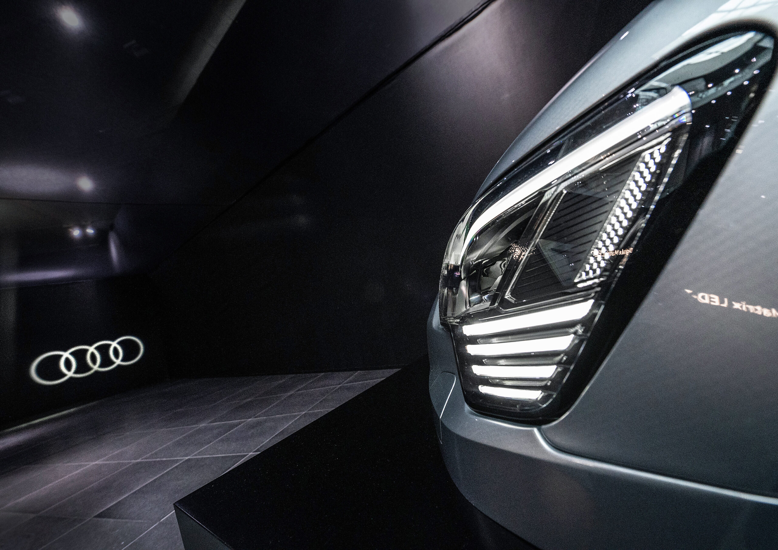La historia del desarrollo de la iluminación de Audi a través de la exposición: «La velocidad de la luz»
