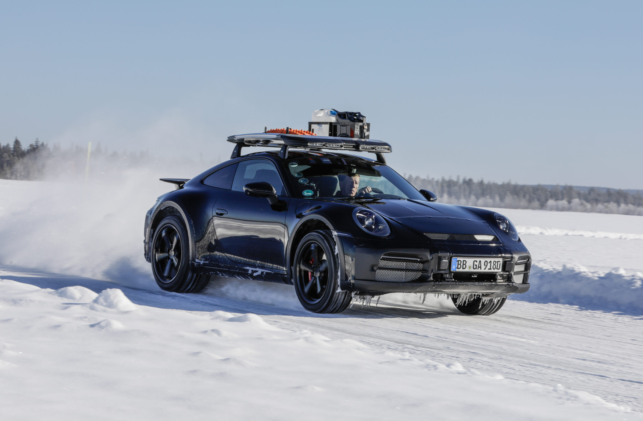 El Porsche 911 Dakar completa su programa de pruebas en grava, arena y nieve