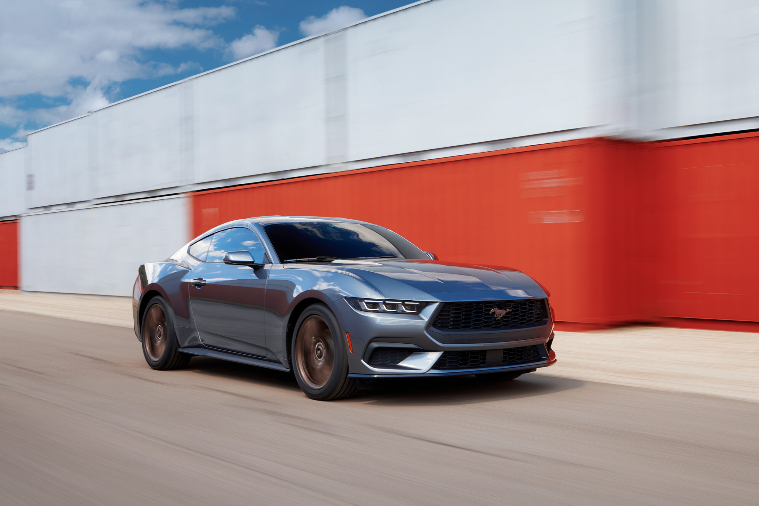 El nuevo Mustang Dark Horse ofrece 500 caballos de fuerza y un motor V8 de 5 litros, ¡el más potente de la historia!