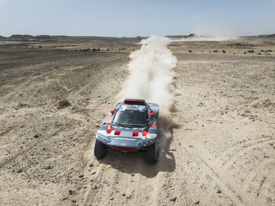 Audi apunta al podio en el Dakar