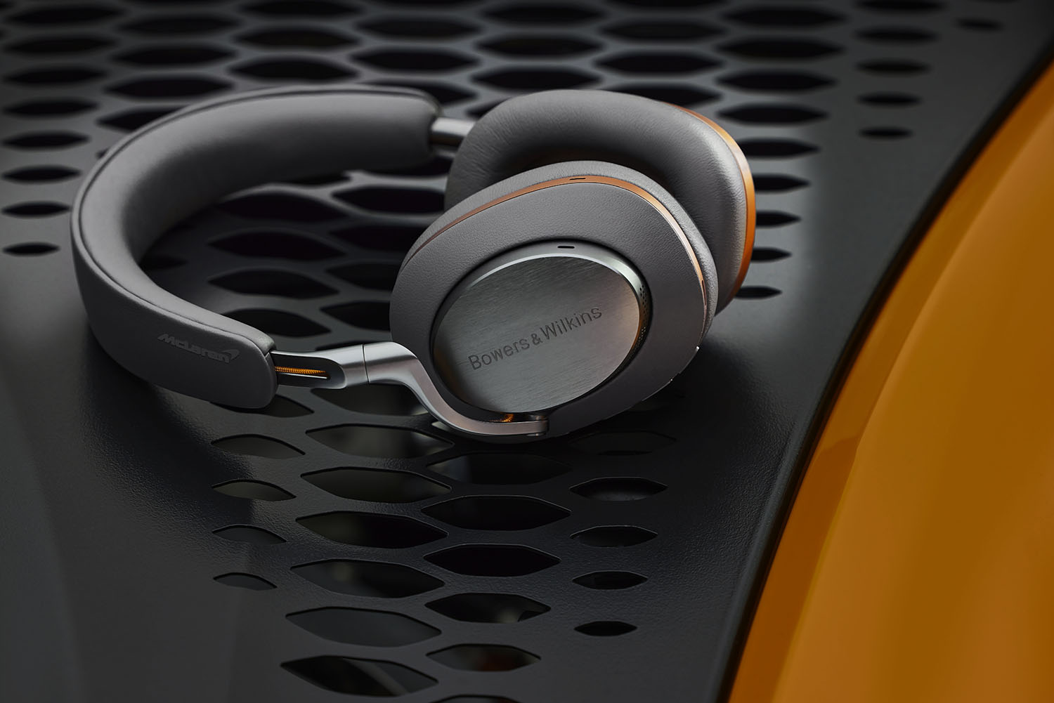 McLaren Automotive y Bowers & Wilkins lanzan los auriculares Px8 McLaren Edition