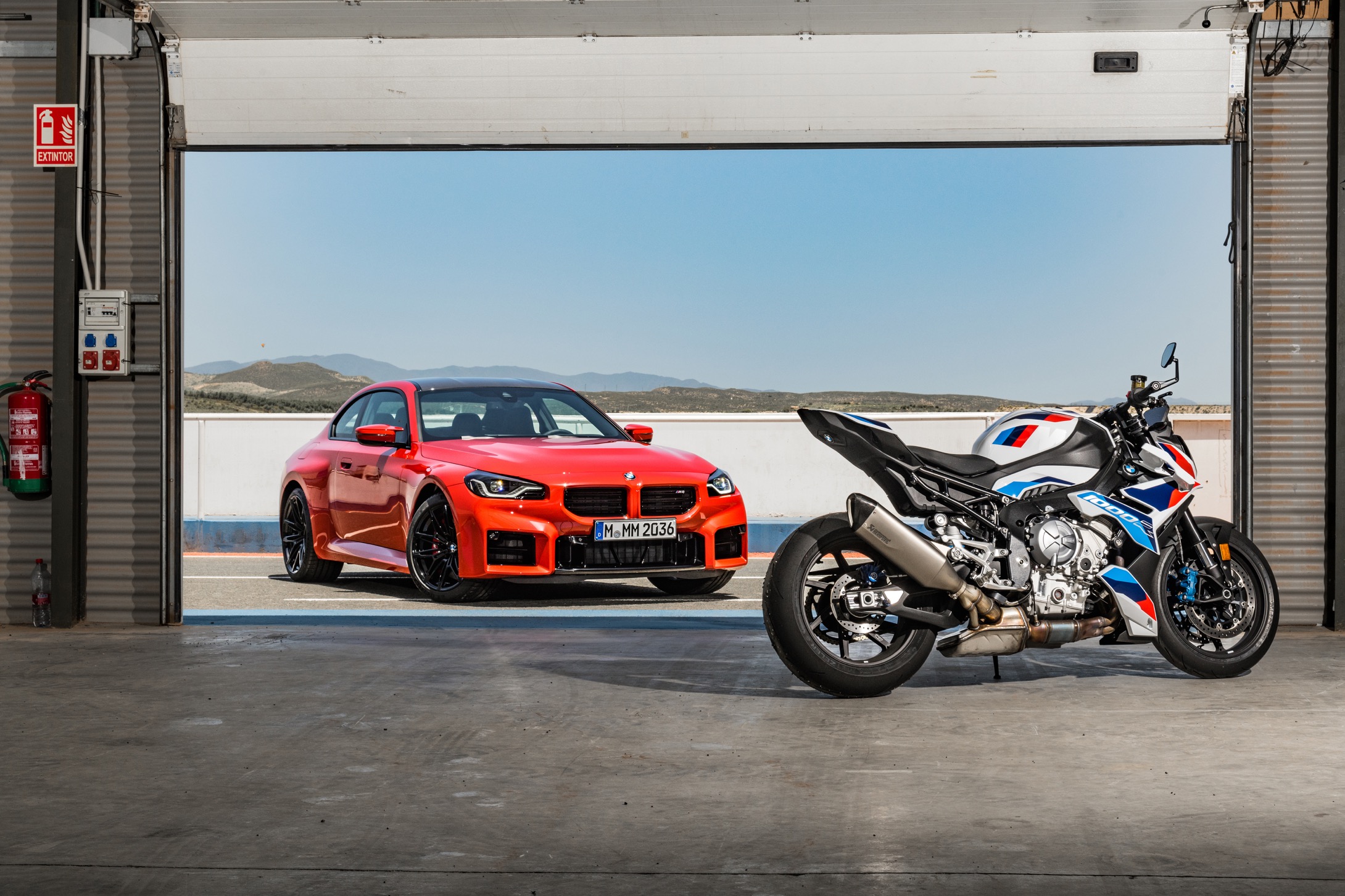 El nuevo BMW M2 y la BMW M 1000 R se retan en un circuito