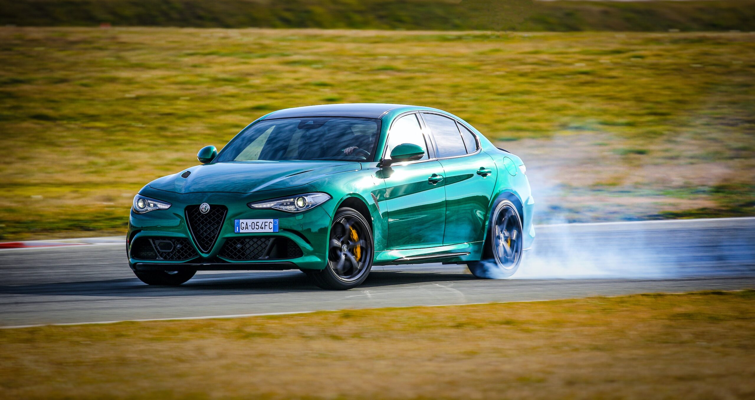 Alfa Romeo Giulia QV es premiado por su alto desempeño