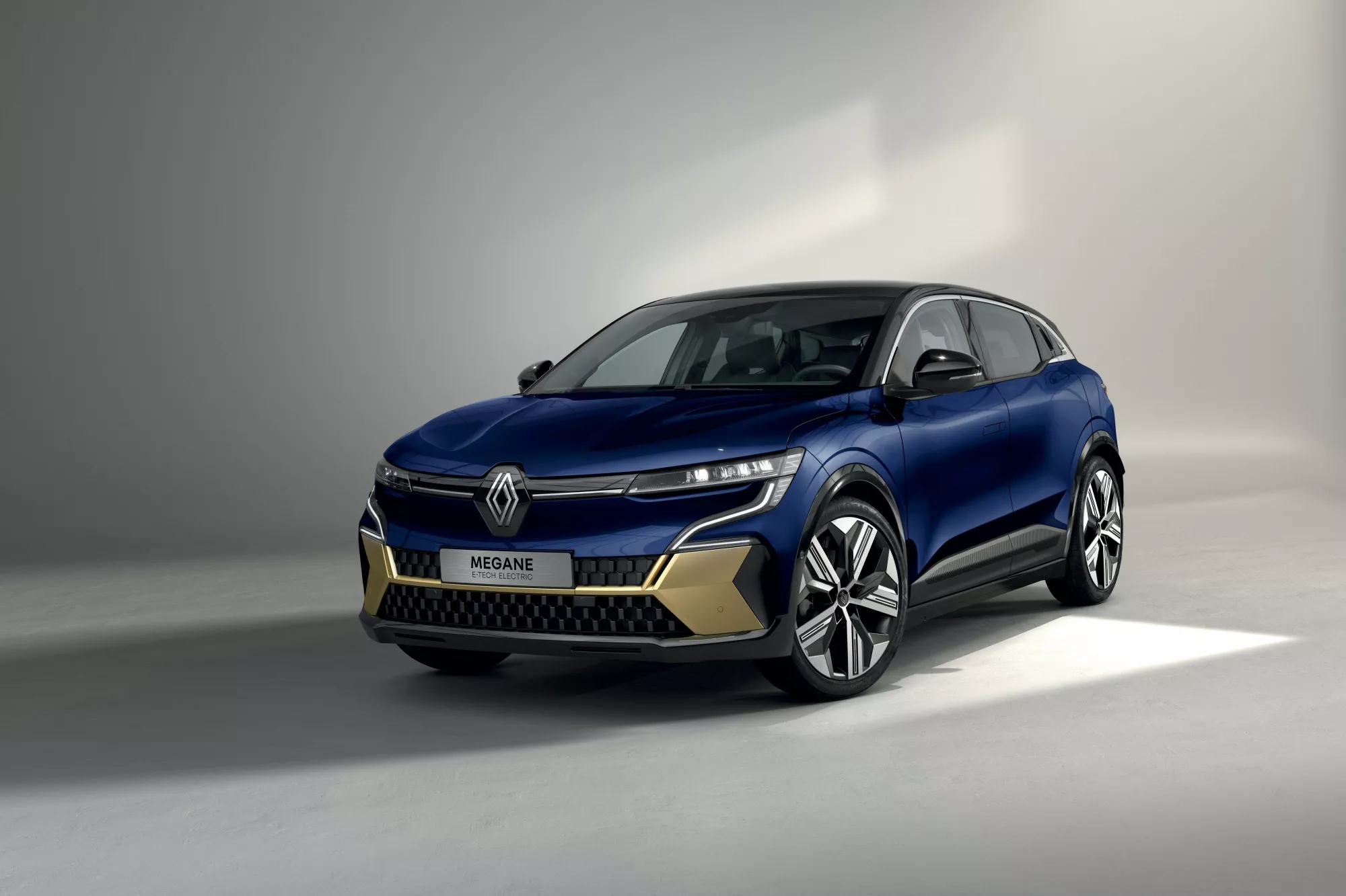 Renault gana tracción con la gama electrificada y el negocio de alto valor