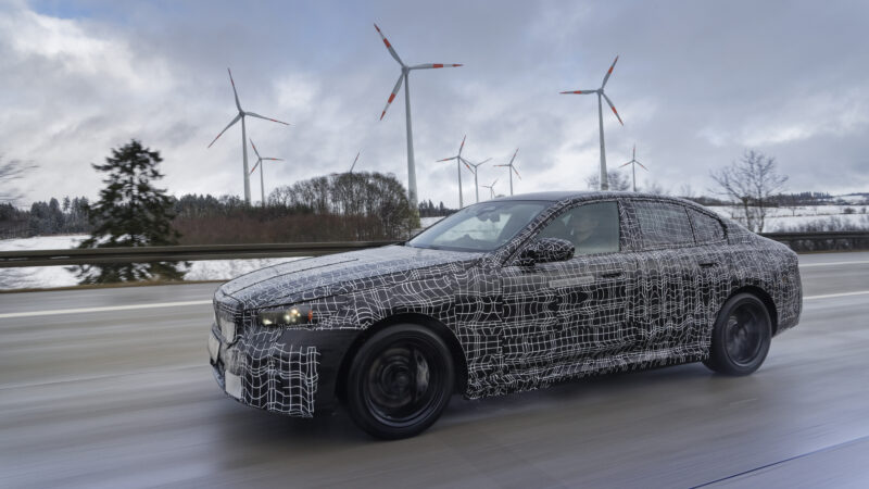 Desde el Círculo Polar Ártico hasta los Alpes: el nuevo BMW i5 se comporta de manera impresionante