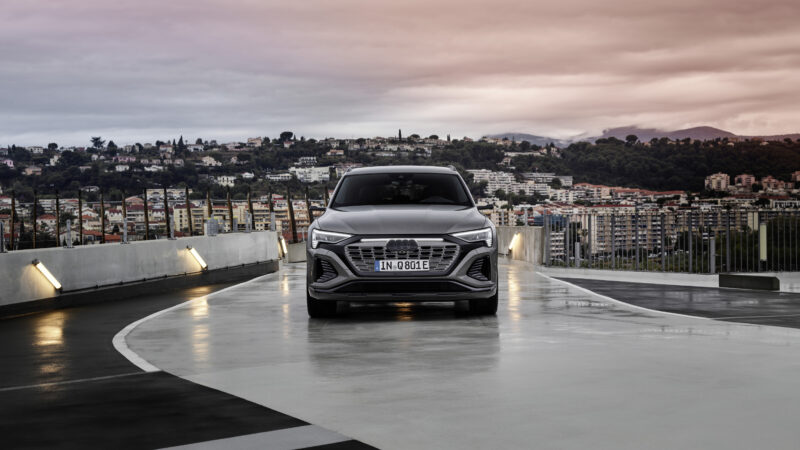 El Audi Q8 e-tron 2024 trae una electrificación sofisticada y perfecta al segmento de los SUV de lujo con mayor alcance