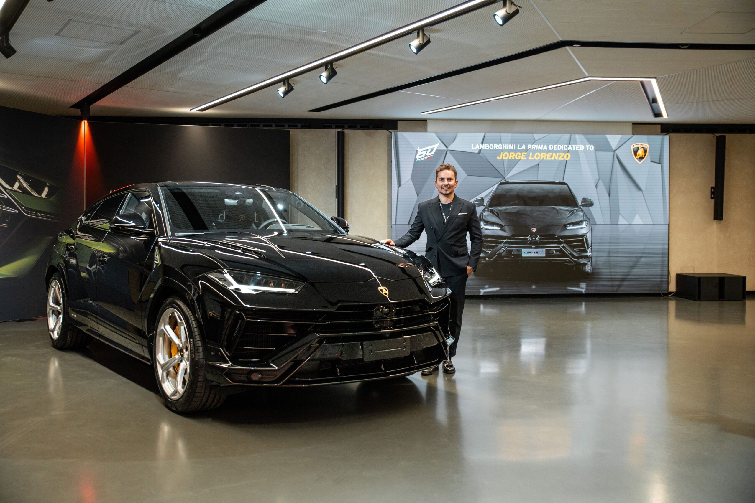 Jorge Lorenzo recogió su nuevo Urus S y participó en la experiencia para clientes La Prima de Lamborghini.