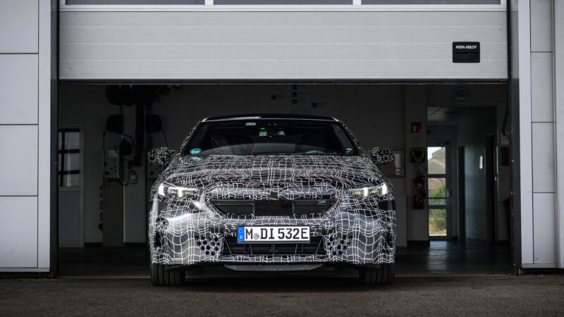 La tecnología inteligente respalda una nueva experiencia de conducción: el BMW i5 en pruebas dinámicas de verano