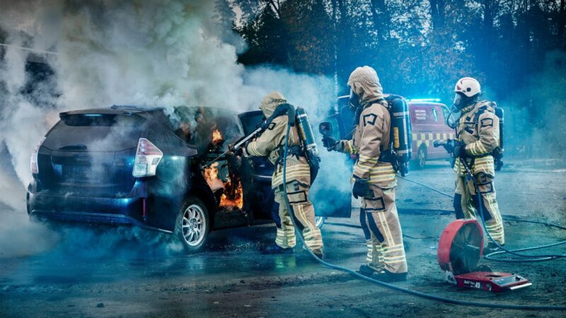 Empresa británica desarrolla camión de bomberos para extinguir incendios de vehículos eléctricos y estacionamientos