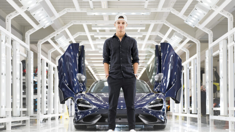 La estrella de Fórmula 1 de McLaren, Lando Norris, recoge su MSO McLaren 765LT Spider