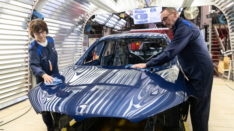 BMW Group Planta Ratisbona: primera planta de vehículos en utilizar procesos completamente automatizados para la etapa de aplicación de pintura