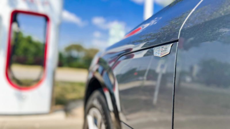 General Motors unificará sus conectores de cargadores para compartir con Tesla