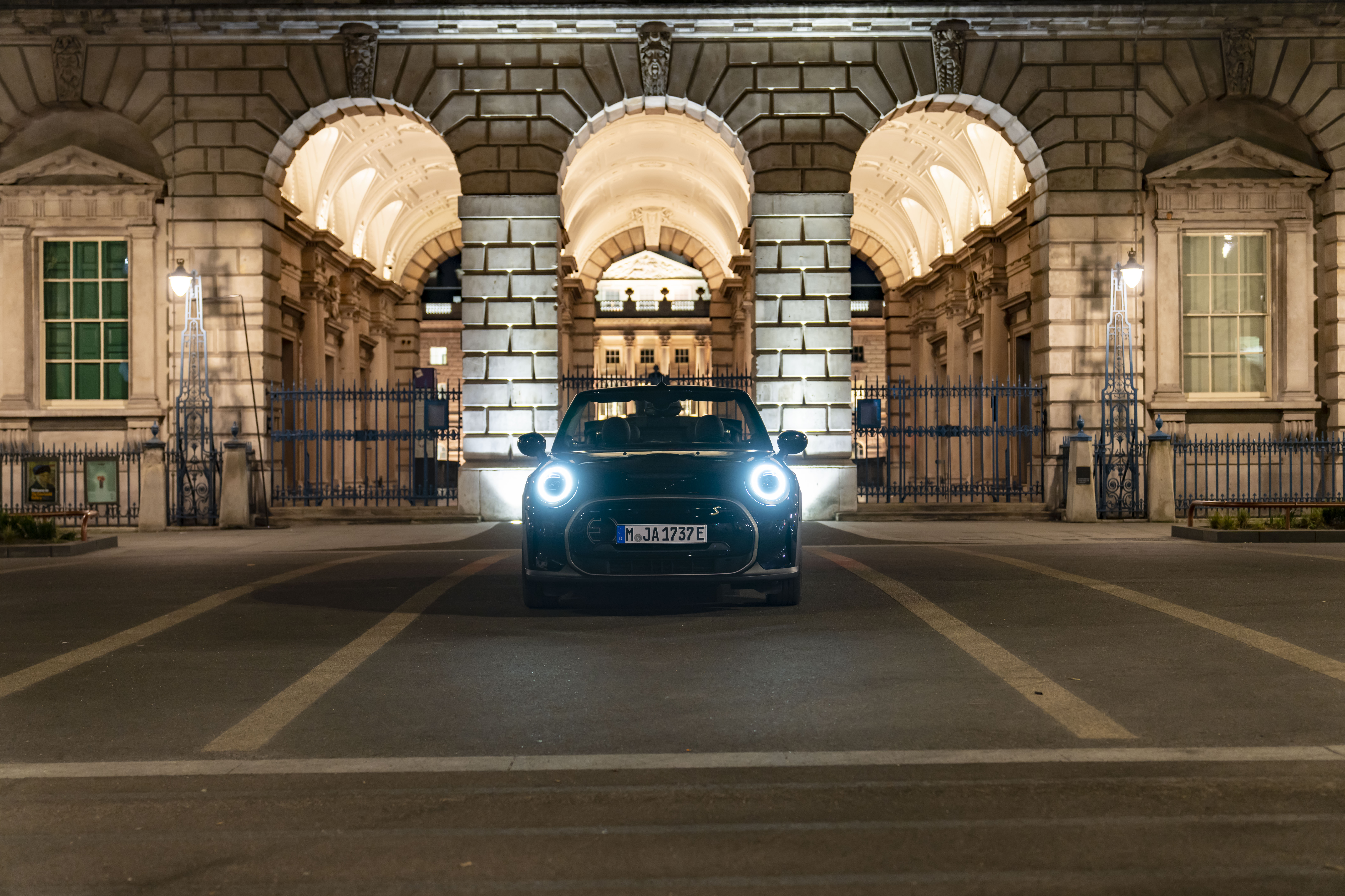 El MINI Cooper SE Convertible electriza Londres en el marco de su lanzamiento global