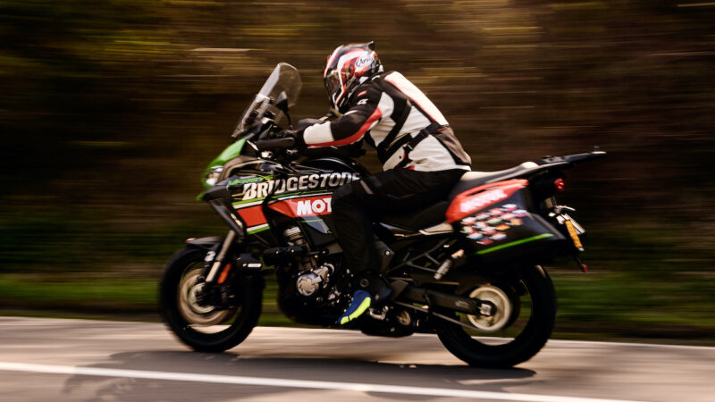 El motorista belga Thierry Sarasyn eligió los neumáticos Bridgestone Battlax T32 para batir su nuevo récord del mundo: visitar 15 países en solo 22 horas