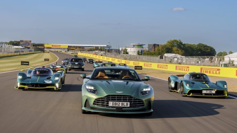 110 Aston Martins toman el Gran Premio Británico en celebración del 110 aniversario de la icónica marca