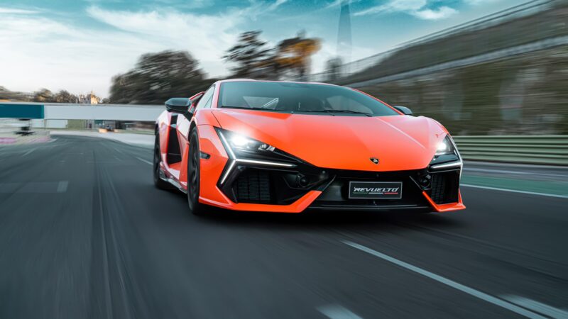 Lamborghini Revuelto: pruebas en pista del piloto oficial Andrea Caldarelli
