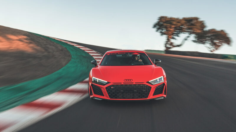 El Audi R8 da las últimas vueltas en la Monterey Car Week mientras la marca continúa llevando el rendimiento eléctrico a la carretera y a la pista