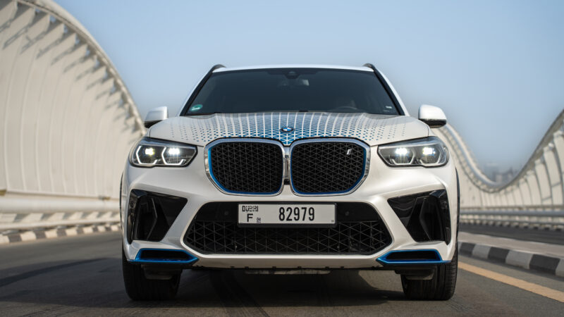 El BMW iX5 Hydrogen se somete a pruebas de manejo en el desierto