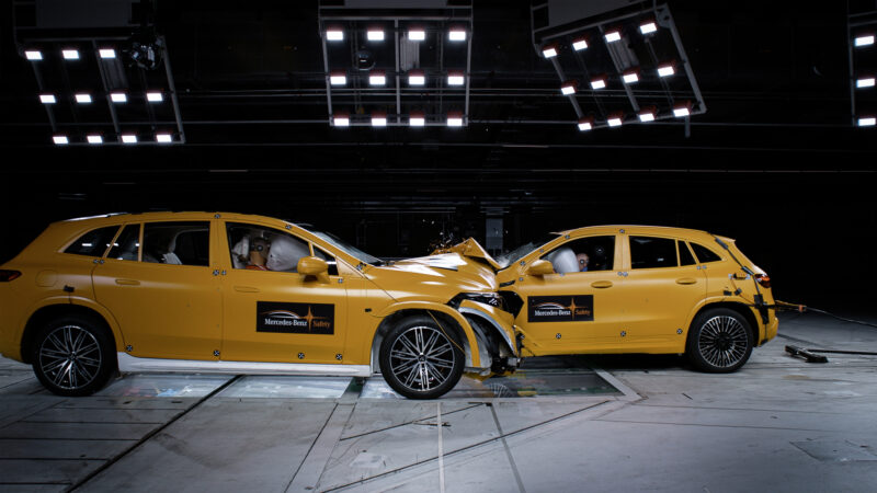 Mercedes-Benz es el primer que realiza choque frontal entre dos vehículos eléctricos