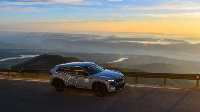 El sello BMW XM establece un nuevo récord para SUV eléctricos híbridos en Pikes Peak