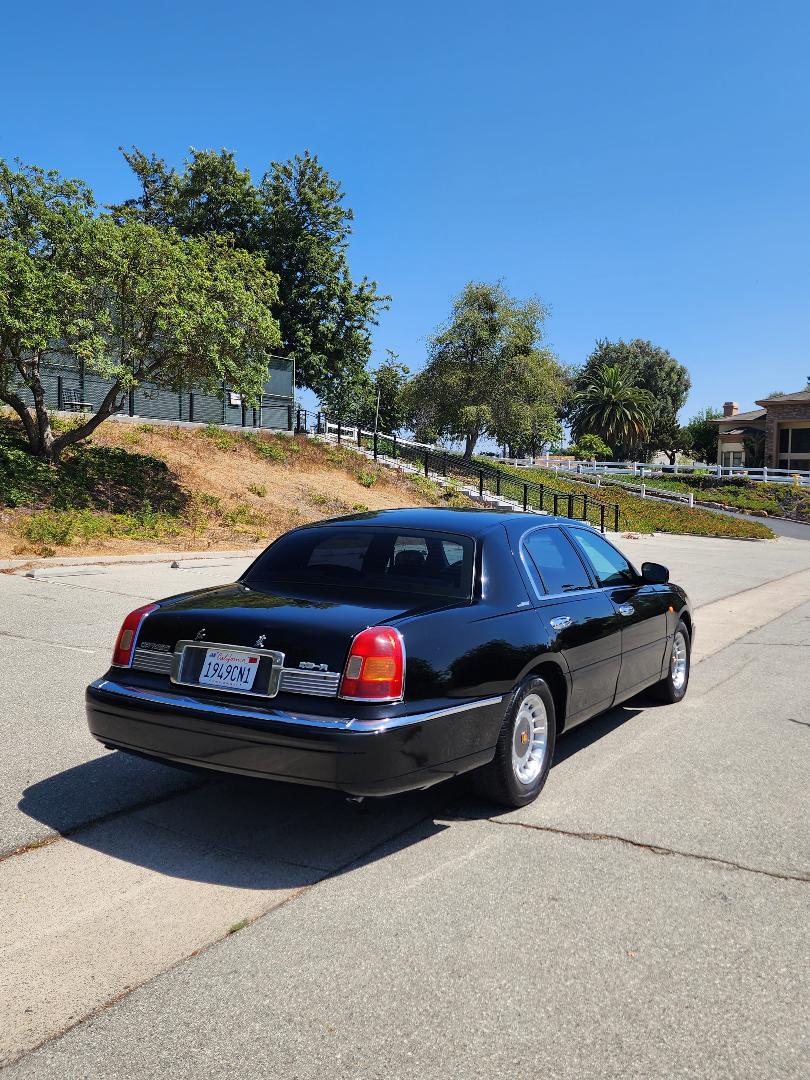 Hongqi replica based on 2001 Lincoln Town Car