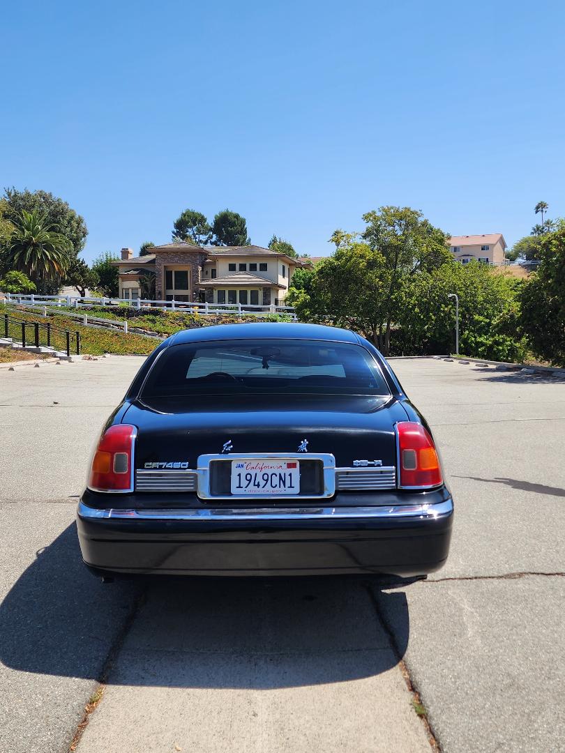 Hongqi replica based on 2001 Lincoln Town Car