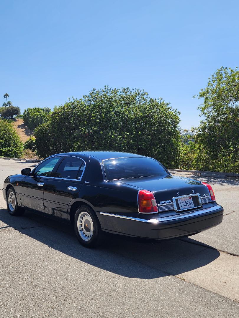 Hongqi replica based on 2001 Lincoln Town Car