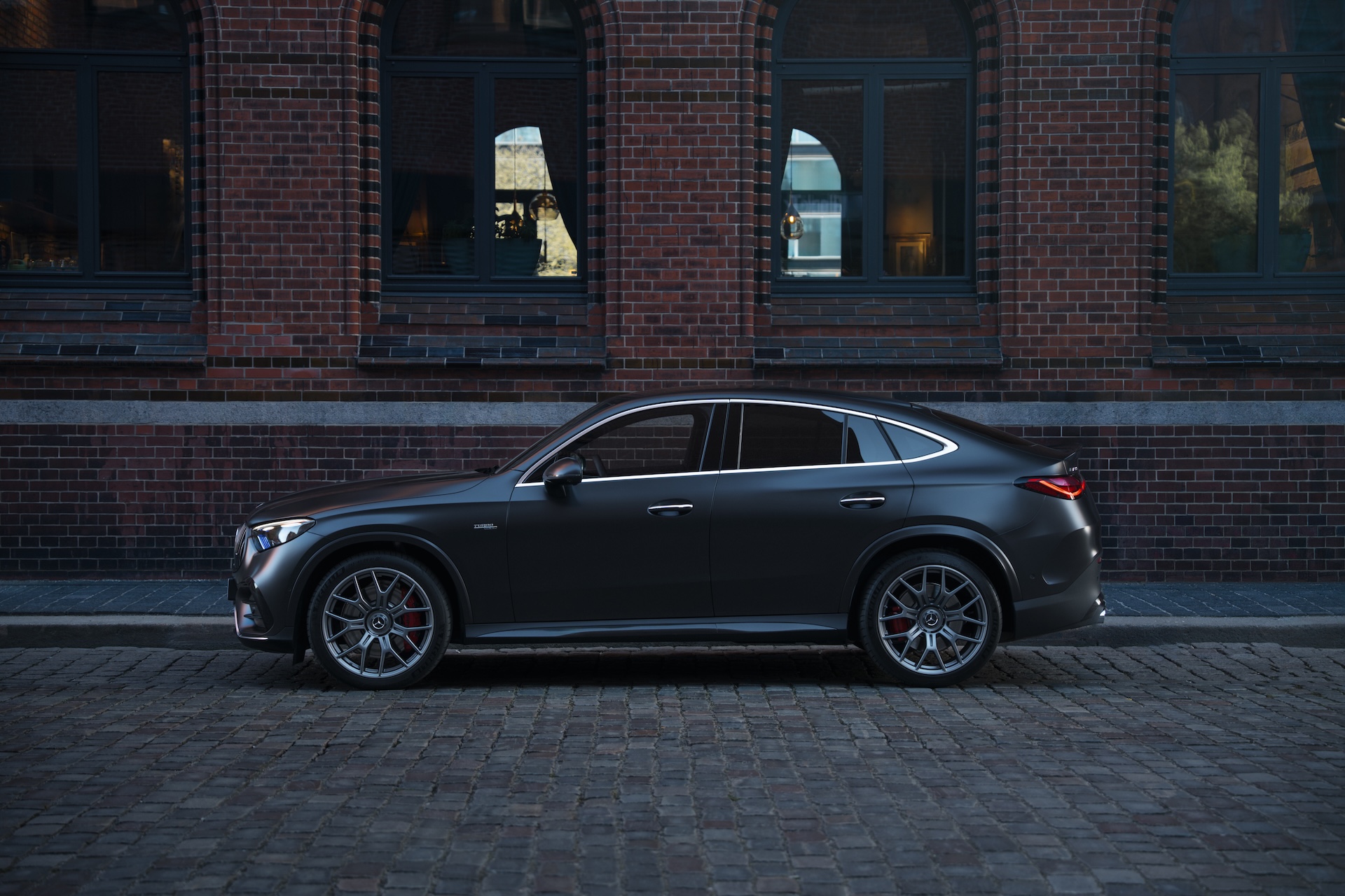 Mercedes-AMG GLC 53 4MATIC+ Coupé: Exterior MANUFAKTUR graphite grey magno, Interior Leather Nappa AMG black | combined fuel consumption: 9.7-9.2 l/100 km | combined CO2-emissions: 221-209 g/km | CO2-class: G