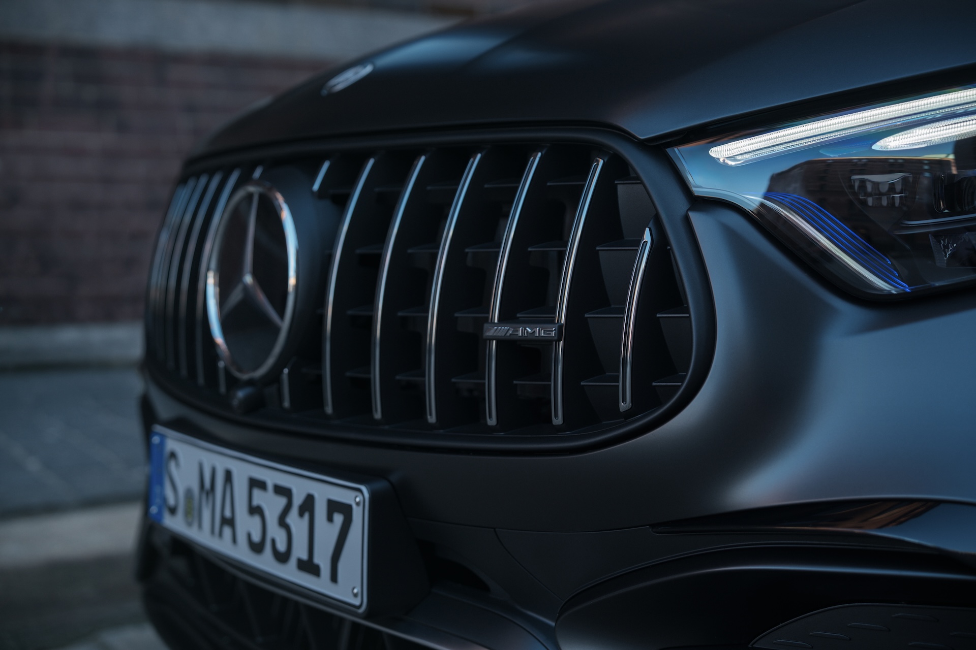 Mercedes-AMG GLC 53 4MATIC+ Coupé: Exterior MANUFAKTUR graphite grey magno, Interior Leather Nappa AMG black | combined fuel consumption: 9.7-9.2 l/100 km | combined CO2-emissions: 221-209 g/km | CO2-class: G