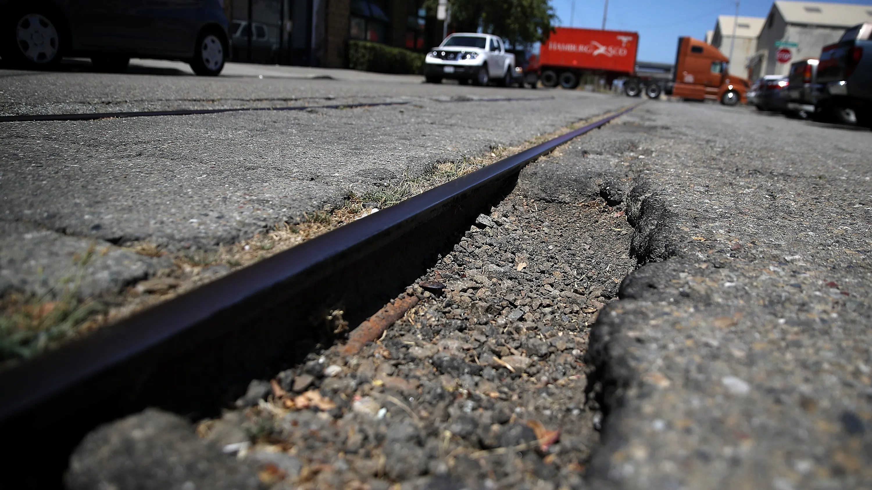 OAKLAND, CA - JULY 12: A large pothole is visible on 20th Street on July 12, 2017 in Oakland, California. Según un informe de WalletHub, las carreteras en San Francisco, Oakland y otras cuatro ciudades de California son las peores de Estados Unidos. Los conductores en San Francisco y Oakland pagan un estimado de $978 por año para reparar daños de vehículos por conducir en calles con baches y pavimento irregular. (Foto de Justin Sullivan/Getty Images)