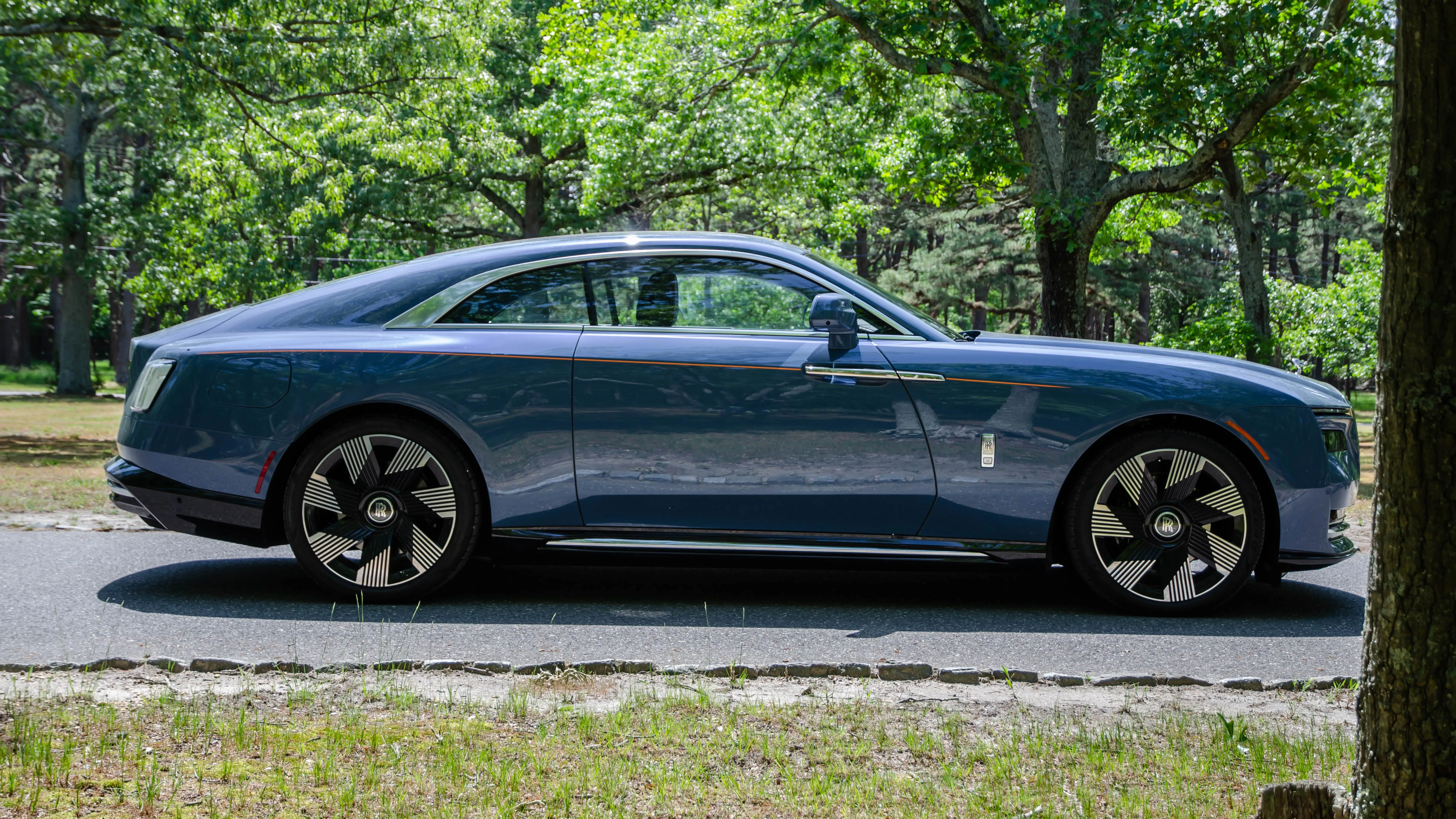 Rolls-Royce Spectre in blue